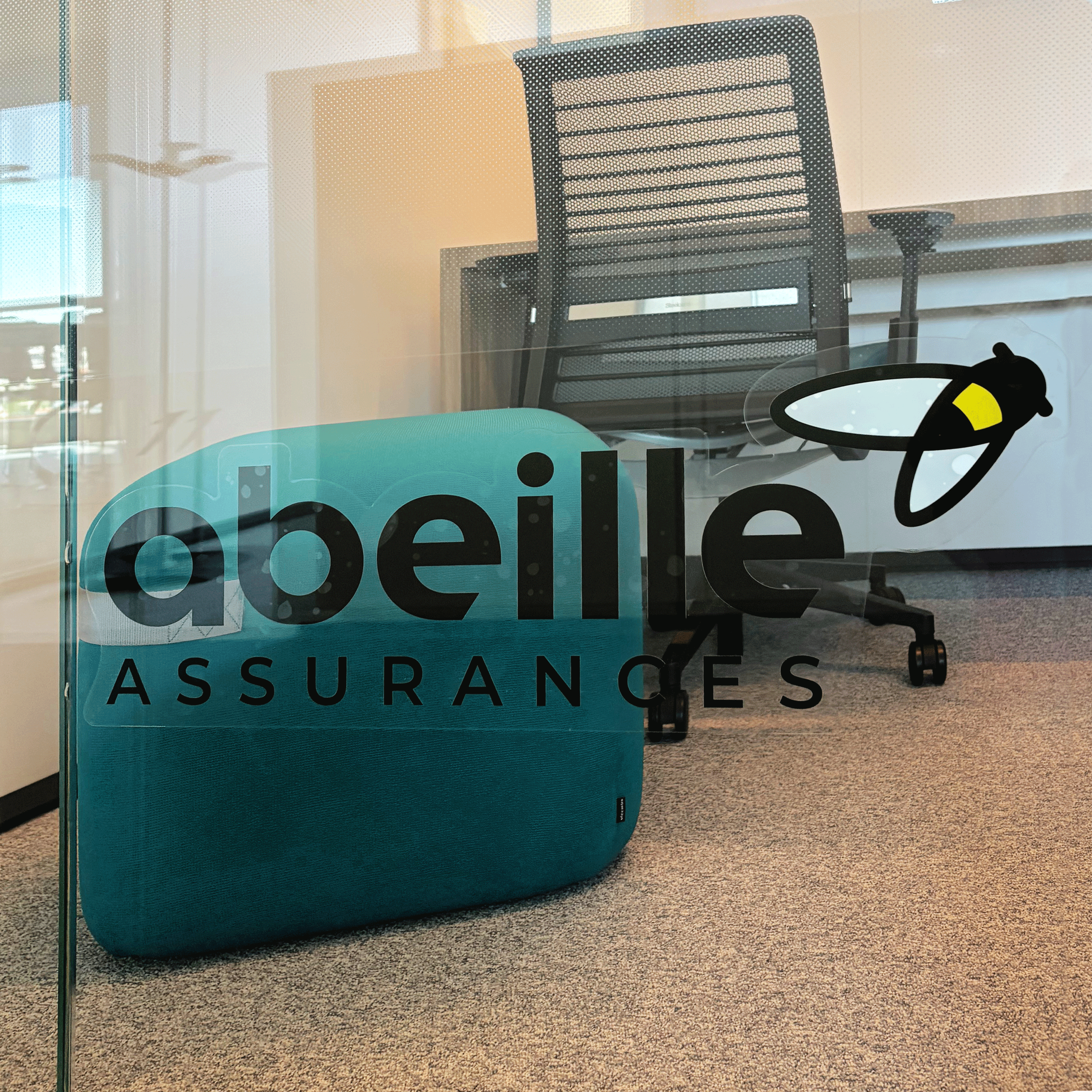 Logo Abeille Assurances en autocollant spécial vitres