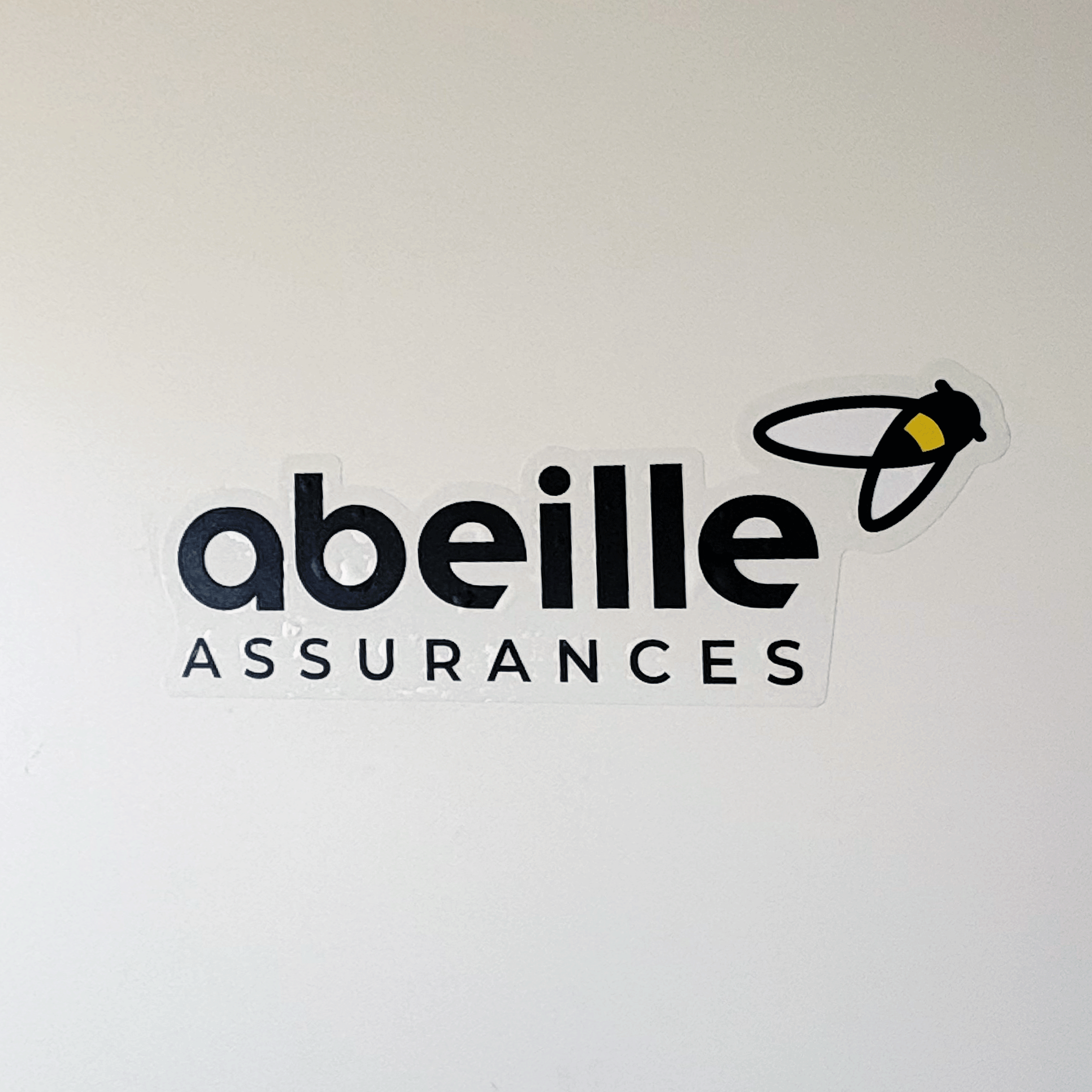 Logo Abeille Assurances en autocollant spécial mur