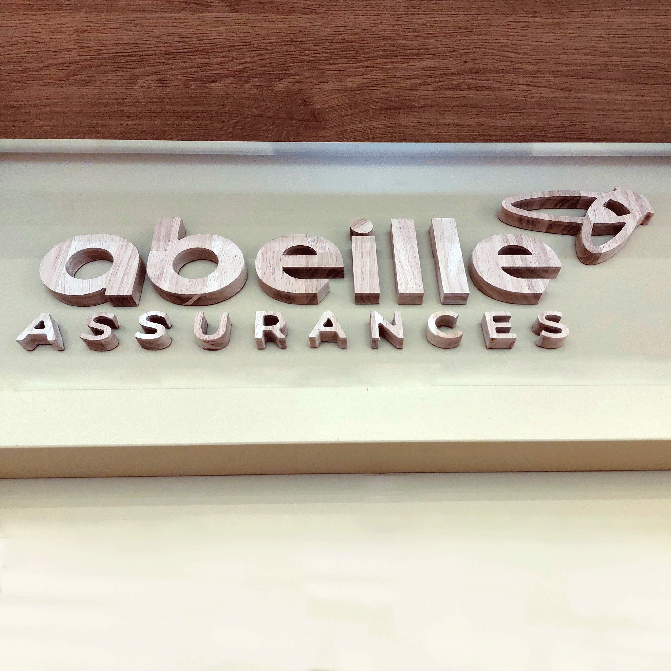 Logo Abeille Assurances en bois