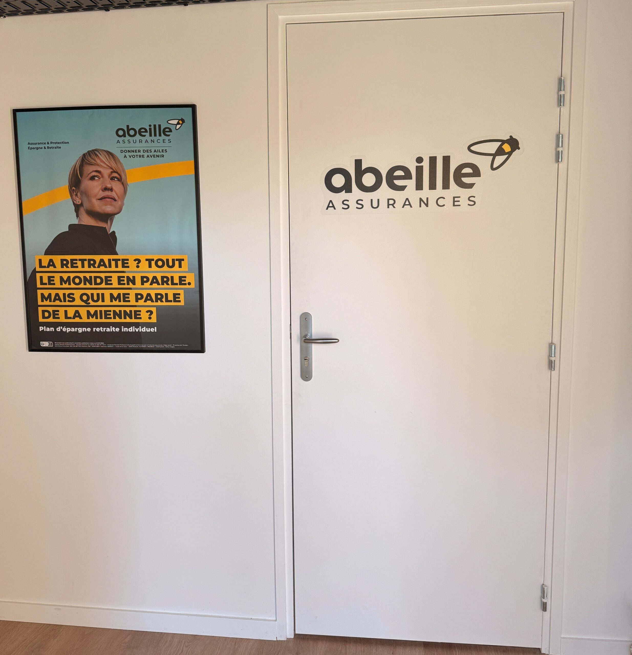 Logo autocollant spécial murs